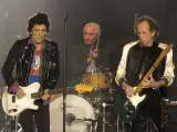 Charlie Watts, al fondo durante un concierto de los Rolling Stones.