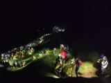 Un grupo de atletas de la TDS, en el descenso nocturno de una cumbre