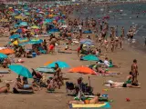 Miles de personas disfrutan de una jornada de playa en la Malvarrosa (Valencia)