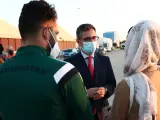 El ministro de la Presidencia, F&eacute;lix Bola&ntilde;os, recibe a personas evacuadas desde Afganist&aacute;n en Torrej&oacute;n de Ardoz (Madrid).