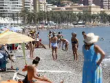MLG 28-08-2020.-Bañistas disfrutan de la playa de La Malagueta, donde Málaga y provincia está en aviso naranja por altas temperaturas.-ÁLEX ZEA.