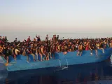 Cientos de migrantes son avistados en una barca frente a la isla italiana de Lampedusa.