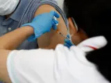 Un hombre recibe una dosis de la vacuna de Moderna en Tokio.