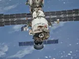 La Estaci&oacute;n Espacial Internacional fotografiada por miembros desde una nave espacial Soyuz despu&eacute;s de desacoplarse.