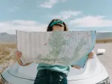 Chica mirando un mapa en la carretera