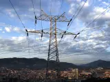 Imagen de archivo de una torre de alta tensión en Bilbao.