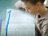 Adolescente estudiando