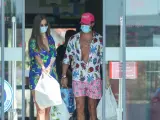 La modelo y el actor han sido vistos saliendo de un supermercado de Madrid, donde han hecho la compra juntos.