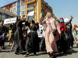 Cientos de personas se manifestaron este martes en las calles de varias localidades de Afganistán en apoyo a la resistencia contra los talibanes y para criticar el supuesto apoyo del vecino Pakistán en los logros militares en la provincia norteña de Panjshir, el último bastión contra los islamistas. Las manifestaciones que han tenido eco en varias ciudades afganas comenzaron después de que el lunes el líder del Frente Nacional de Resistencia (NRF), Ahmad Massoud, llamara a un levantamiento en Afganistán, una petición que se produjo poco después de que los talibanes clamaran la conquista de Panjshir, algo que ellos negaron.