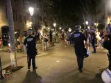 La Guardia Urbana de Barcelona desaloja a personas que hac&iacute;an botell&oacute;n en el paseo del Born, este verano.
