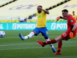El brasileño Neymar disputa un balón con el portero argentino Emiliano Martínez, durante el partido de las eliminatorias sudamericanas para el Mundial de Catar 2022 entre Brasil y Argentina, en Sao Paulo (Brasil).