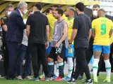 Lionel Messi y Neymar, entre otros jugadores, escuchan al entrenador brasileño, Tite, tras la suspensión del partido de las eliminatorias sudamericanas para el Mundial de Catar 2022 entre Brasil y Argentina.