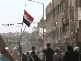 Centenares de civiles vuelven a atravesar una de las puertas de entrada a la ciudad de Deraa, en el sur de Siria. Regresan tras comprobar que los sangrientos combates de los dos últimos meses han concluido. Estamos como en el cielo, dice esta mujer, que asegura no tener ya miedo. Al regresar, se encuentran varios puestos de control de la policía. Y la bandera siria ondeando en las plazas. El Ejército gubernamental ha retomado uno de los primeros enclaves en levantarse, hace una década, contra el régimen de Bashar el-Assad. Ese estallído derivó en una guerra civil que ha causado casi 400.000 muertos y millones de desplazados. Hay otra enseña presente en Deraa, la rusa. Porque el Kremlin está detrás de la tregua declarada aquí entre los rebeldes y las autoridades de Damasco. El jefe de la policía habla de reconciliación. Pero las huellas de años de contienda armada recuerdan que quedan muchas heridas que curar aquí y en el resto del territorio sirio.