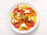 Ensalada de tomate, mozarella y pesto amarillo Tradicional Vegetariana Vegetariano Verdura de fruta Verduras Vista aerea Vista de arriba