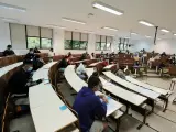 Alumnos esperan para empezar las pruebas de la EBAU en la facultad de Psicología de la USC en Santiago de Compostela