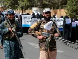 La manifestación estaba rodeada de muyahidines fuertemente armados.