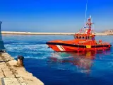 Sucesos.- Rescatadas 23 personas de dos pateras localizadas en el Mar de Alborán