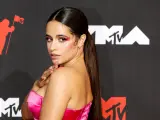 La cantante Camila Cabello muestra su espectacular manicura y maquillaje, sobre la alfombra roja de los MTV VMA 2021.