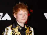 El cantante británico Ed Sheeran posa para los medios gráficos en la 37ª gala de los MTV Video Music Awards.
