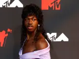 El rapero Lil Nas X posa con un vestido morado sobre la alfombra roja de los MTV Video Music Awards 2021.