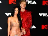 La actriz Megan Fox, posa junto a su novio el rapero Machine Gun Kelly, con una arriesgado traje de trasparencias, en la alfombra de los MTV VMA 2021.