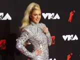 La empresaria y modelo, Paris Hilton, posa muy sonriente con una espectacular conjunto de pedrería, a su llegada a la alfombra roja de los MTV VMA 2021.