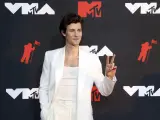 El cantante canadiense Shawn Mendes posa realizando el símbolo de victoria con sus dedos, a su llegada a la alfombra roja de los MTV Video Music Awards 2021.