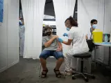 Un adolescente recibe la vacuna contra el Covid-19 en el recinto de Montjuïc de Fira de Barcelona.