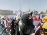Son mujeres afganas manifestándose en las calles de Kabul por las palabras de un gobernante talibán: que no se permita a las mujeres trabajar junto a los hombres.