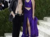 Shawn Mendes y Camila Cabello, con un 'look' Studio 54 firmado por Michael Kors, en la alfombra roja de la Gala MET 2021, en Nueva York.