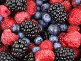 Fresas, moras, arándanos o frambuesas pueden congelarse sin problema. Lo principal es que estos frutos rojos sean lavados y secados bien antes del proceso de congelación.