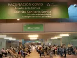 Varias personas esperan para recibir la vacuna contra el Covid-19 en Sevilla.