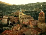 El pueblo turolense de Albarracín es ampliamente conocido por su arquitectura medieval y su imponente orografía, al estar situado sobre una estrecha cresta rodeada por un profundo tajo. La mejor manera de conocer a fondo el pueblo es pasear por sus murallas, que ofrecen espectaculares panorámicas de la localidad y su entorno natural.