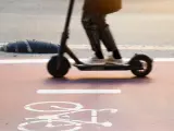 Un patinete eléctrico circulando en un carril bici.
