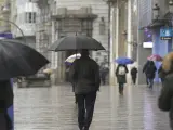 A Coruña Temporal de lluvia y viento Personas con paragüas en la zona del Obelisco 20/01/2021 Foto: M. Dylan / Europa Press