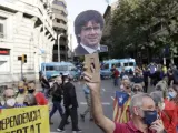 Decenas de personas se manifiestan frente al consulado de Italia en Barcelona.