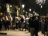 Un botellón en el paseo del Born de Barcelona en la primera noche de las fiestas de la Mercè.