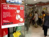 La Consejera de Economia Innovacion y Empleo del Ayuntamiento de Zaragoza, Carmen Herrarte, visita el barrio de Las Fuentes para hacer balance del primer mes de funcionamiento de la plataforma "Volveremos" los miércoles