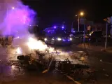 Motos quemadas ante los agentes de Mossos d'Esquadra.