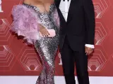 Chrissy Teigen y John Legend en la alfombra roja de los Tony 2021.
