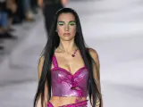 Dua Lipa desfilando para Versace en la Semana de la Moda de Milán 2021.