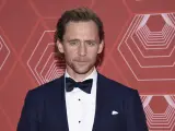 El actor británico Tom Hiddleston posa a su llegada a la alfombra roja de los premios Tony 2021, celebrada en el Winter Garden Theatre de Nueva York.