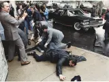 Agentes del Servicio Secreto cubren al secretario de prensa James Brady y al oficial de policía Thomas Delahanty, durante el intento de asesinato del presidente de EE UU Ronald Reagan, el 30 de marzo de 1981 en Washington DC.