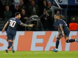 Leo Messi celebrando el gol junto a su compañero del PSG, Neymar Jr.