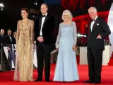El príncipe Guillermo acudía junto a Kate Middleton, acompañados del príncipe Carlos y de Camila Parker Bowles al estreno de la película 'No Time To Die".