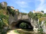 El pueblo que se asienta sobre un puente natural creado por una roca