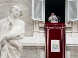 El papa Francisco recita las oraciones del &Aacute;ngelus en la Plaza de San Pedro.