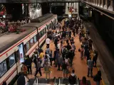 Un gran n&uacute;mero de pasajeros sale de un tren en la estaci&oacute;n de Madrid el viernes 1 de octubre.