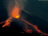 Momento en el que se aprecia un aumento en la actividad explosiva del volc&aacute;n de La Palma.