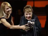 La actriz Gemma Cuervo recibe de su hija Cayetana Guillén Cuervo el Premio Max de Honor, durante la gala de entrega de los XXIV Premios Max de las Artes Escénicas, en Bilbao.